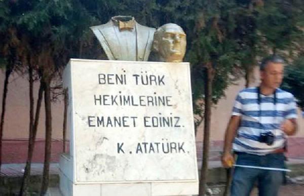 Mersin'de Atatürk büstüne çirkin saldırı