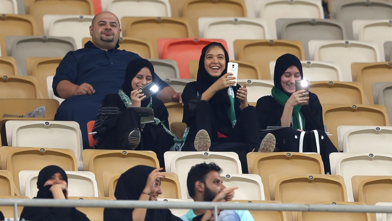 Suudi Arabistan'da kadınlar ilk defa stadyuma girdi