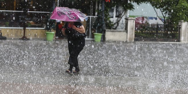 Ankara'da şiddetli yağış hayatı felç etti