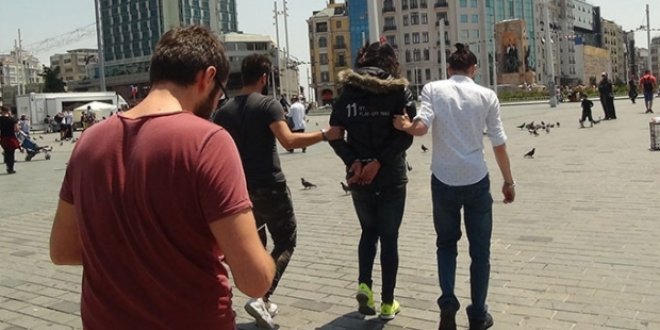 Taksim'de 'kışlık mont' gözaltısı