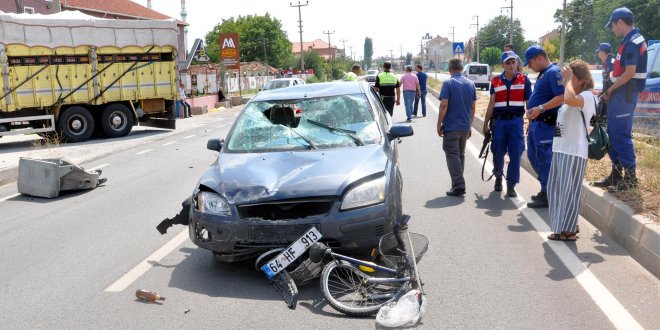 Otomobil bisiklete çarptı: 3 yaralı