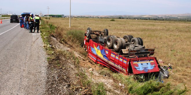 Manisa'da kamyon tarlaya uçtu: 2 yaralı