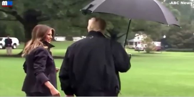 Trump, eşi Melanie Trump'ı şemsiyesinin altına almadı