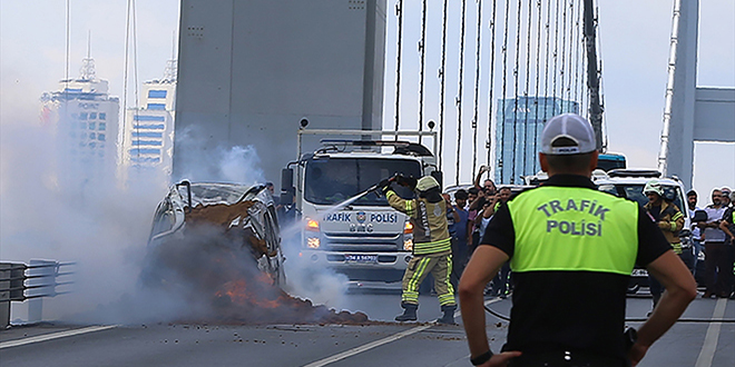 15 Temmuz Åehitler KÃ¶prÃ¼sÃ¼ Ã¼zerinde bir araÃ§ta yangÄ±n Ã§Ä±ktÄ±. YangÄ±na mÃ¼dahale edilirken, kÃ¶prÃ¼ tek taraflÄ± trafiÄe kapatÄ±ldÄ±. ile ilgili gÃ¶rsel sonucu