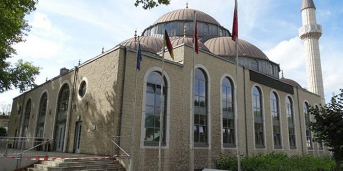 Almanya'da 2 camide bomba ihbarı