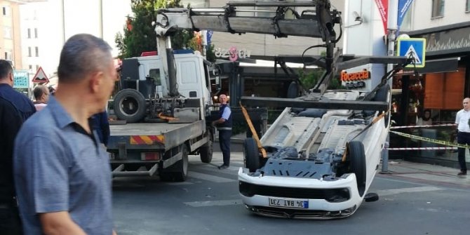 Mecidiyeköy'de kaza: Araç ters döndü!