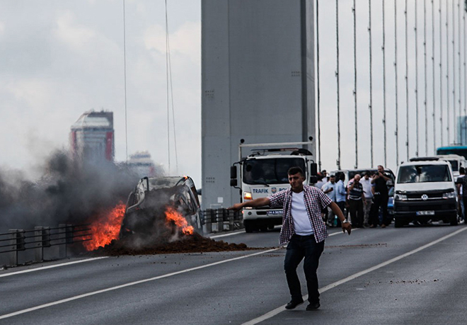 15 Temmuz Åehitler KÃ¶prÃ¼sÃ¼ Ã¼zerinde bir araÃ§ta yangÄ±n Ã§Ä±ktÄ±. YangÄ±na mÃ¼dahale edilirken, kÃ¶prÃ¼ tek taraflÄ± trafiÄe kapatÄ±ldÄ±. ile ilgili gÃ¶rsel sonucu