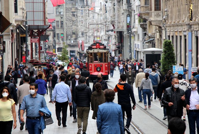 istiklal-caddesinde-sosyal-mesafe-kurallari-askiya-alindi-9997-dhaphoto3.jpg